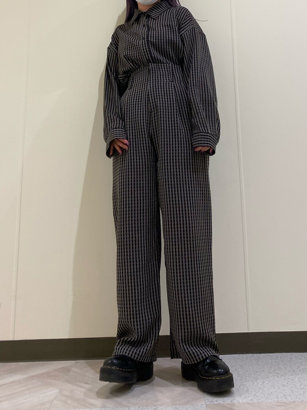 「セットアップ、パンツスタイル、チェック、チェックシャツ、Dr.Martens、JEANASiS、ジーナシス、ワントーンコーデ」｜「JEANASISのシアーチェックストレートパンツ/215763（その他パンツ、ブラック系）」を使った、ミサ(JEANASiS)さん（レディース・155cm）の夏コーディネートの1枚目の写真