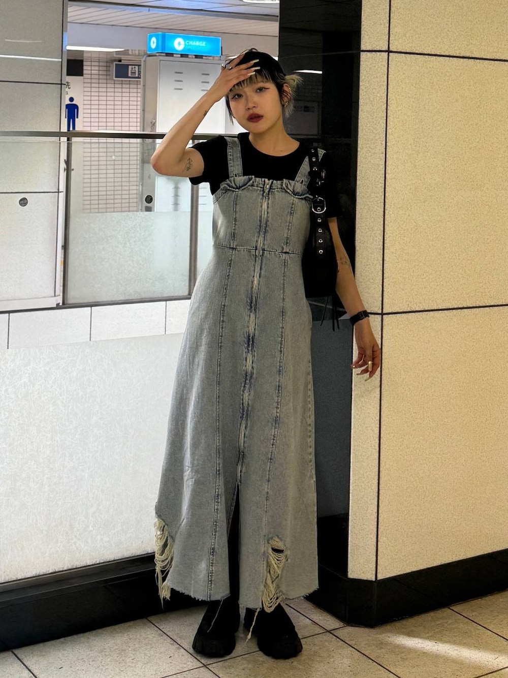 「低身長、JEANASIS」｜「JEANASISのフェイクレザーZIPムーンBAG/106926（ショルダーバッグ、ブラック系）」を使った、ミサ(JEANASiS)さん（レディース・155cm）の夏コーディネートの1枚目の写真