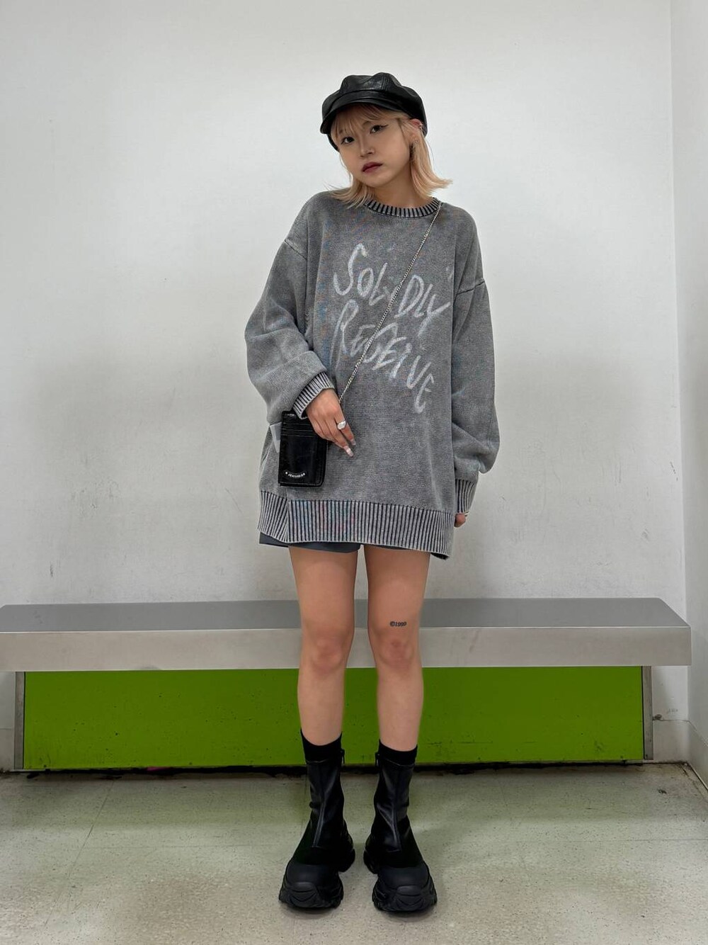 「低身長、JEANASIS」｜「JEANASISのBLURロゴBIGプルオーバー/112620（ニット/セーター、グレー系）」を使った、ミサ(JEANASiS)さん（レディース・155cm）の夏コーディネートの1枚目の写真