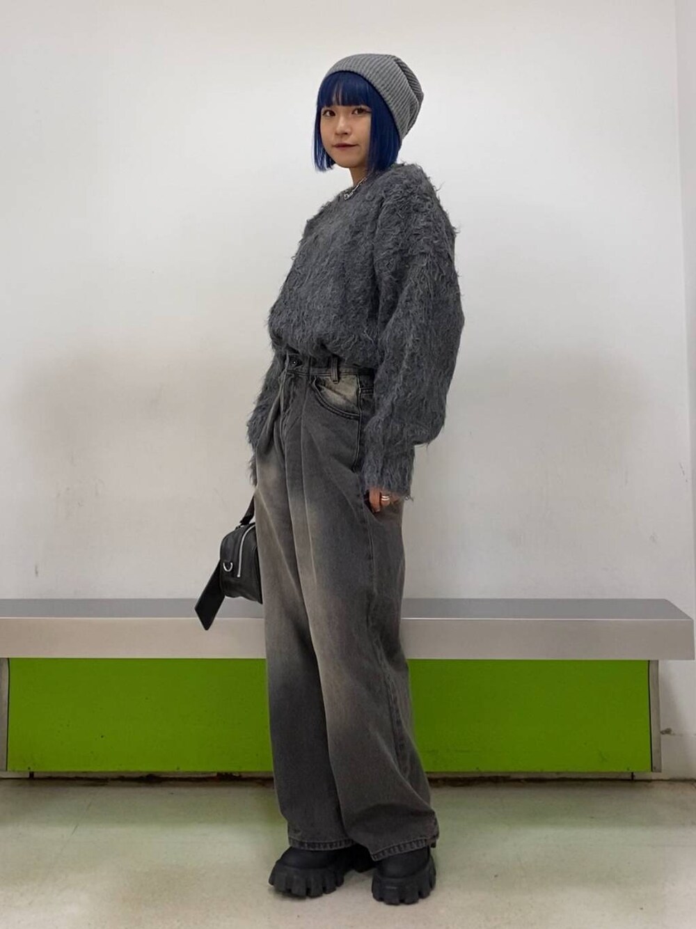 「ワントーン、低身長、JEANASIS」｜「JEANASISのヴィンテージレザーライクボストンBAG/969767（ボストンバッグ、ブラック系）」を使った、ミサ(JEANASiS)さん（レディース・155cm）の冬コーディネートの1枚目の写真