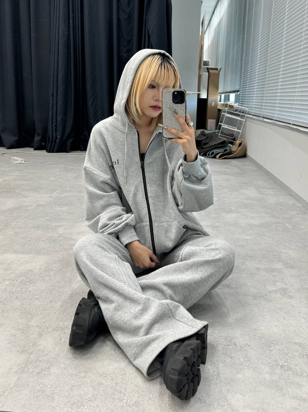 「低身長、JEANASIS」｜「JEANASISの【Les Fleurs】スウェットZIPパーカー/149627（パーカー、グレー系）」を使った、ミサ(JEANASiS)さん（レディース・155cm）の秋コーディネートの1枚目の写真
