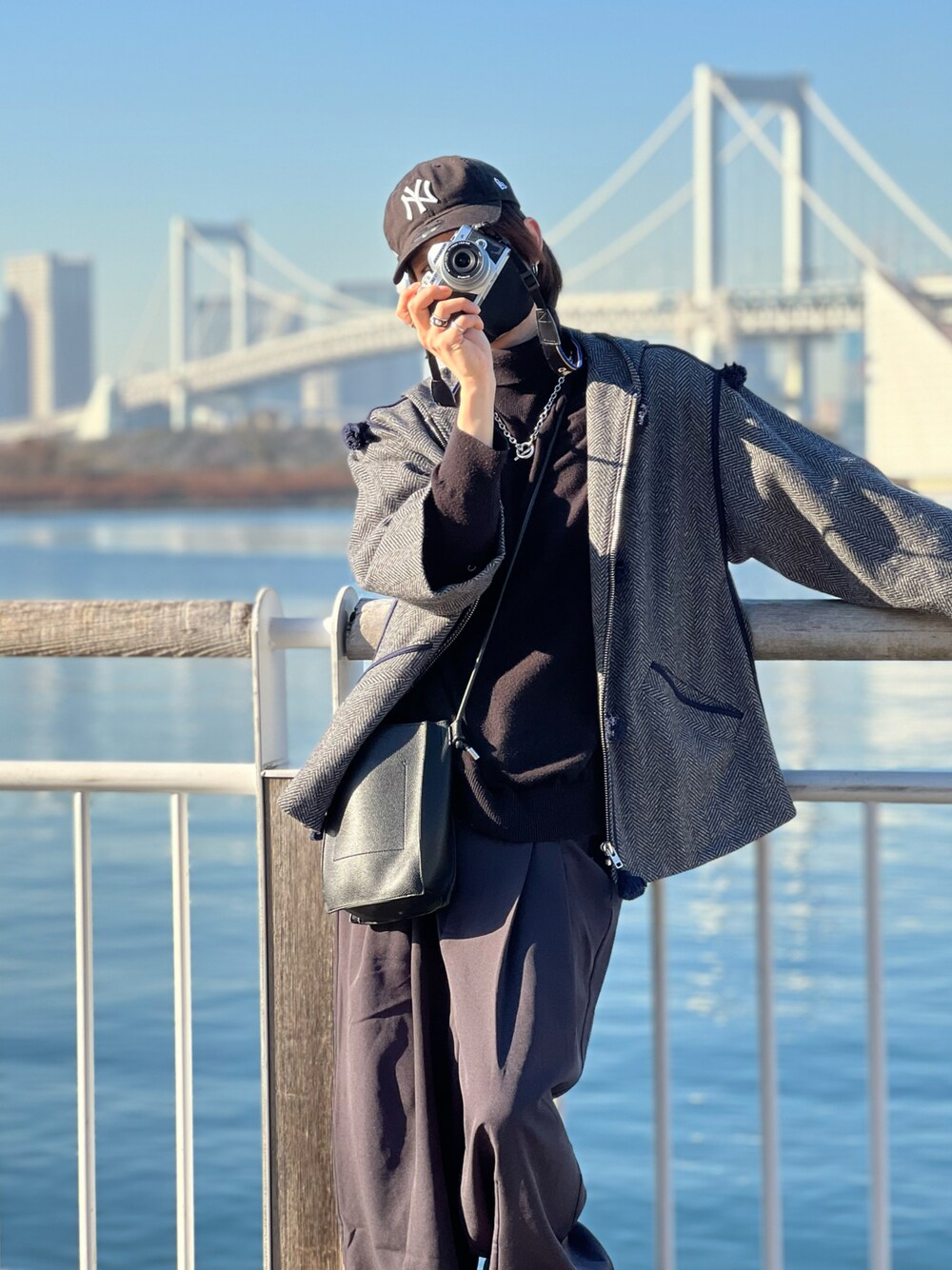 ブラック系のトートバッグ、グレー系のジャケット/アウター、ブラック系のパンツを着用したメンズの冬コーディネートの1枚目の写真