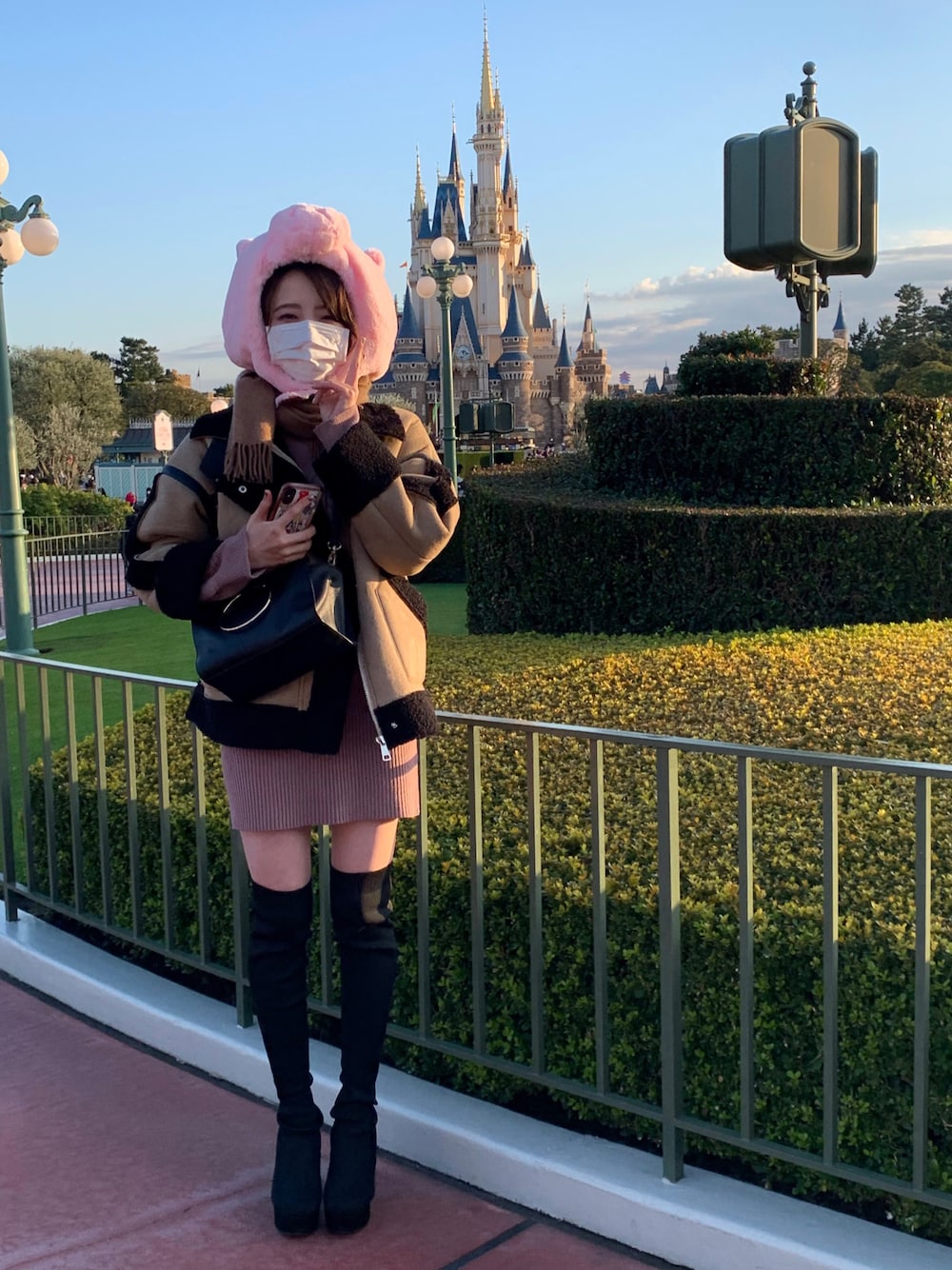 「ディズニー、休日スタイル、冬コーデ、ディズニーランド」｜「SPIRALGIRLの鬼盛れニーハイブーツ（ブーツ、ブラック系）」を使った、はるひさん（レディース・157cm）の冬コーディネートの1枚目の写真