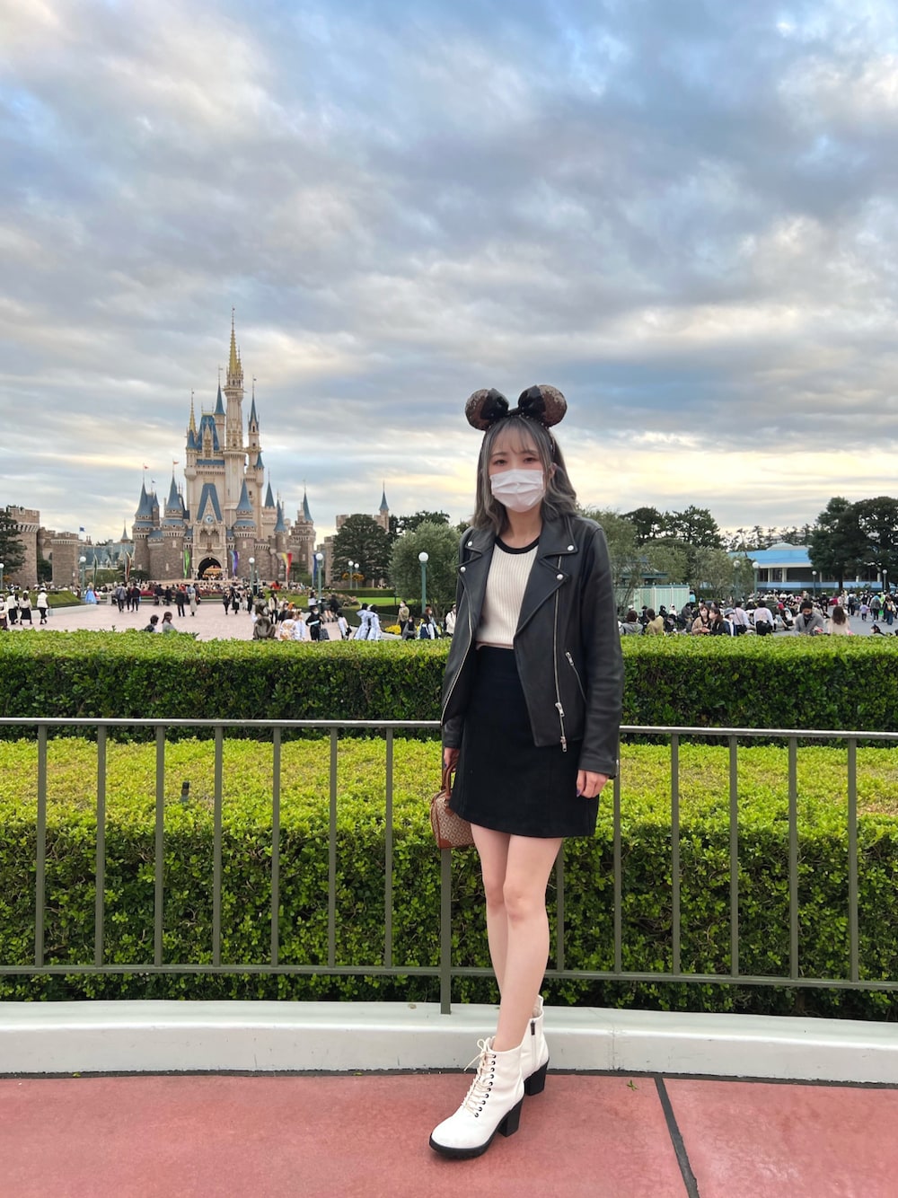 「休日スタイル、ディズニー、ディズニーコーデ、ディズニーランド」｜「HAREのシープレザーライダース(HARE)（ライダースジャケット、ブラック系）」を使った、はるひさん（レディース・157cm）の冬コーディネートの1枚目の写真