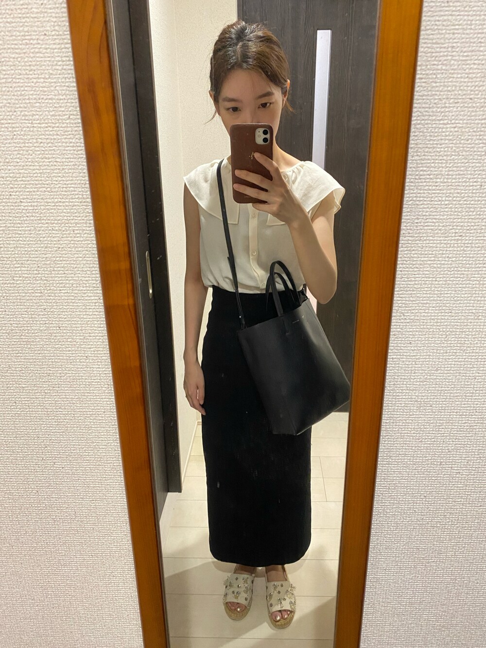 「初秋コーデ、大人かわいい、着回しコーデ、楽チンコーデ、お出かけコーデ、キレイめコーデ、大人女子、きれいめカジュアル、今日のコーデ、お洒落さんとつながりたい、モード、モノトーンコーデ、ブラウス、スカート コーデ、サンダル 白」｜「green label relaxingのアイテム（シャツ/ブラウス、ホワイト系）」を使った、ayaさん（レディース・164cm）の秋コーディネートの1枚目の写真