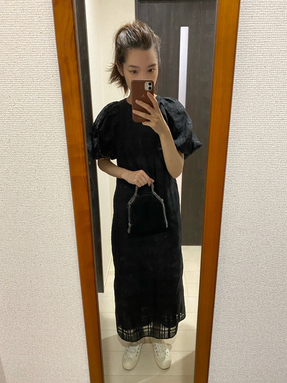 「カジュアル、秋コーデ、休日コーデ、秋先取りコーデ、オトナカワイイ、大人カジュアル、モノトーンコーデ、黒、秋服準備はじめました、カジュアルコーデ、ワンピース、ワンピース×スニーカー、ポニーテール、コンバース オールスター」｜「STELLA McCARTNEYのFALABELLA Shaggy Deer Tiny Tote BAG / ファラベラ タイニー トート（ショルダーバッグ、ブラック系）」を使った、ayaさん（レディース・164cm）の夏コーディネートの1枚目の写真