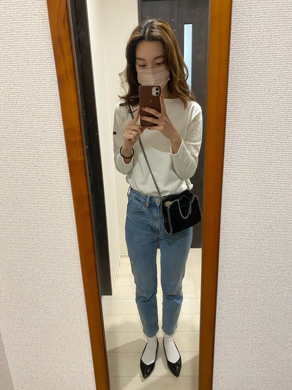 「秋冬コーデ、秋服、休日スタイル、大人カジュアル、大人コーデ、おしゃれさんと繋がりたい、高身長女子、パンツコーデ、デニムパンツ、ミニバッグ、キレイめ」｜「H&Mのアイテム（デニムパンツ、ブルー系）」を使った、ayaさん（レディース・164cm）の秋コーディネートの1枚目の写真