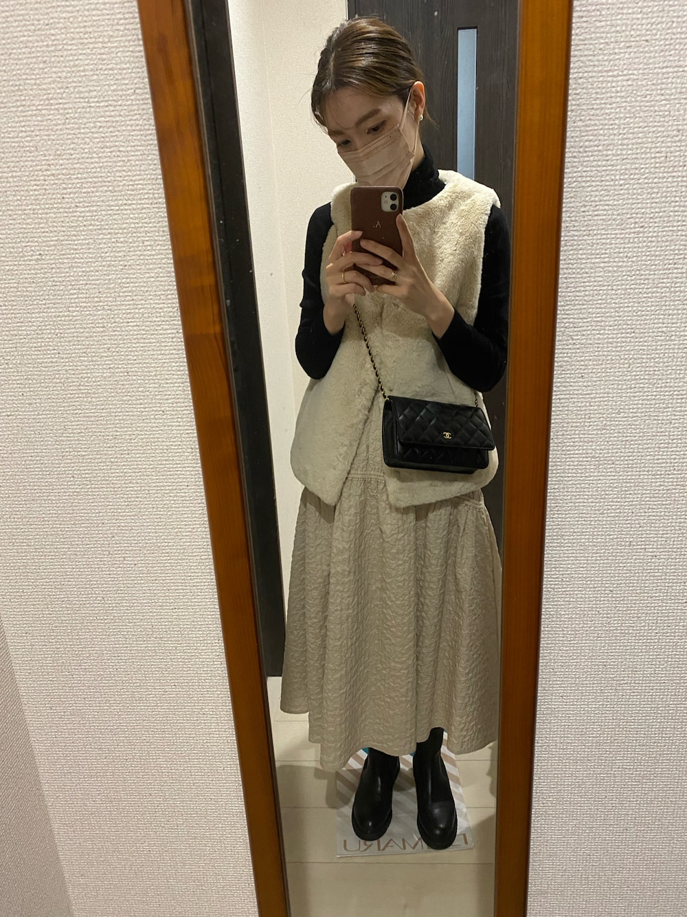 「休日スタイル、大人カジュアル、カジュアル、キレイめコーデ、秋コーデ、大人ファッション、ユニクロ、あったかコーデ、タートルネック、ワントーンコーデ、ショルダーバッグ、おでかけ、ラクチンコーデ、ファーベスト、ZARAコーデ」｜「ZARA KIDSのアイテム（ベスト、ホワイト系）」を使った、ayaさん（レディース・164cm）の秋コーディネートの1枚目の写真