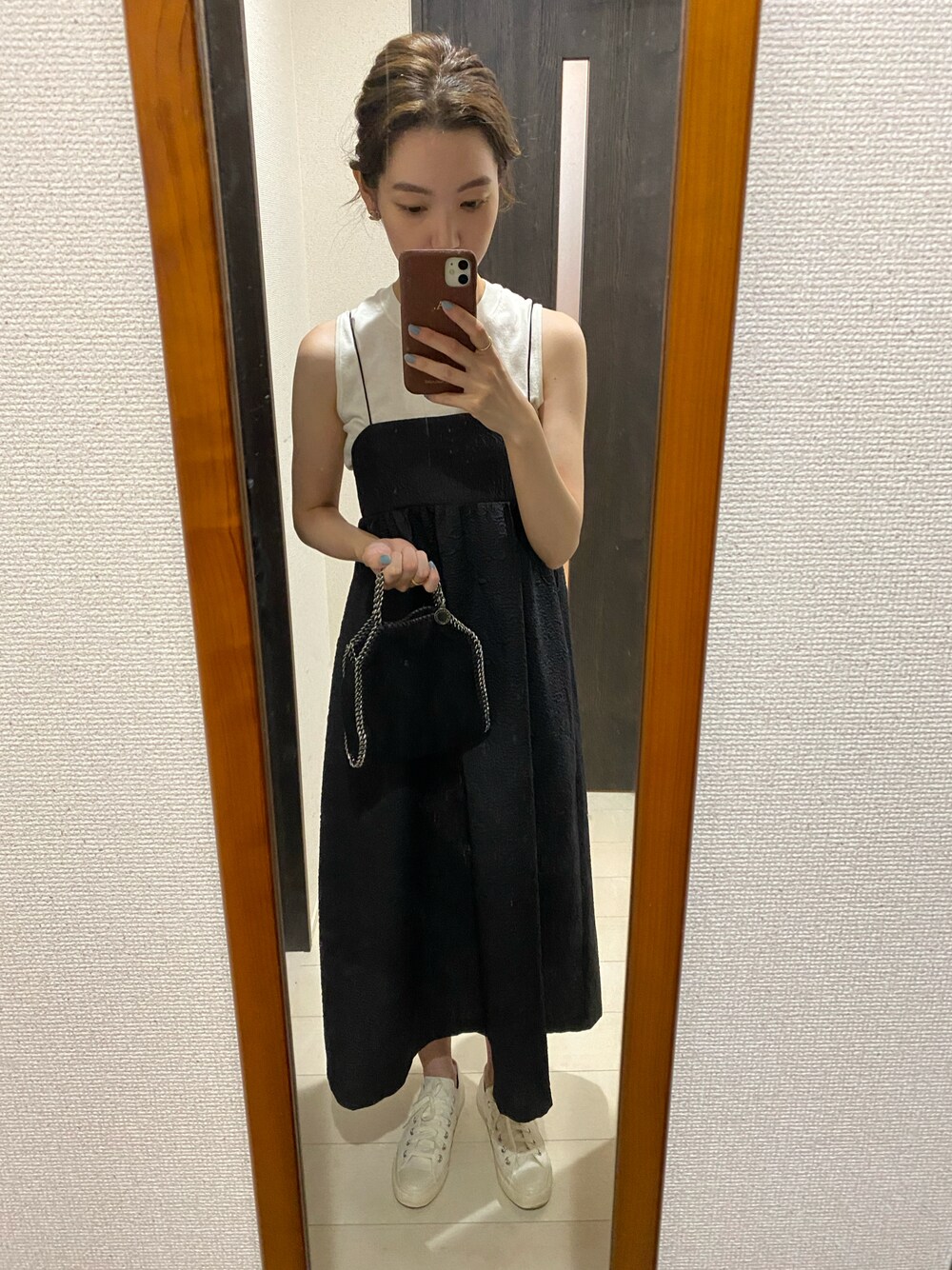 「秋のコーデ、カジュアルコーデ、秋先取りコーデ、オトナカワイイ、休日スタイル、秋冬コーデ、シンプルコーデ、ootd、オトナカジュアル、韓国ファッション、ガーリー、きれいめコーディネート、モノトーンコーデ、コンバース オールスター、スニーカーコーデ」｜「CONVERSE ALL STARのCONVERSE ALLSTAR LIGHT OX ローカットスニーカー（スニーカー、ホワイト系）」を使った、ayaさん（レディース・164cm）の秋コーディネートの1枚目の写真