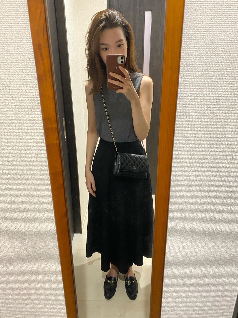 「カジュアル、秋コーデ、休日コーデ、秋先取りコーデ、オトナカワイイ、大人カジュアル、着回しコーデ、モノトーンコーデ、高身長女子、ニット、ワンピース、エレガント」｜「JALAN SRIWIJAYAのアイテム（スリッポン、ブラック系）」を使った、ayaさん（レディース・164cm）の夏コーディネートの1枚目の写真