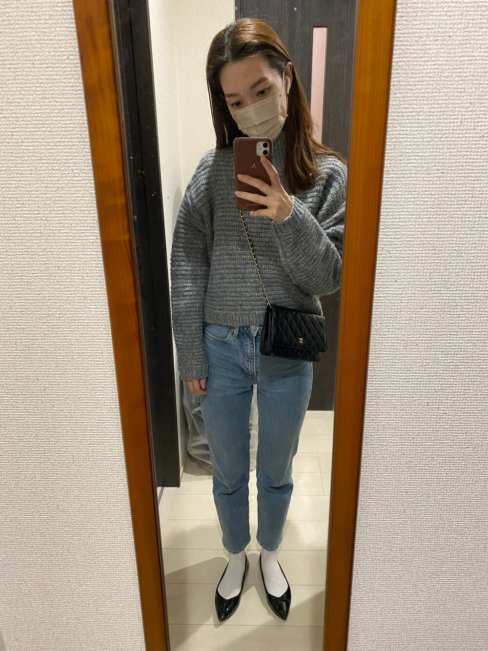「秋服コーデ、大人女子、パンツスタイル、シンプル、おしゃれさんと繋がりたい、大人カジュアル、秋、ootd、大人かわいい、デニムパンツ、秋カラー、大人ガーリー、秋冬コーデ、ニット、バレエシューズ」｜「GUのアイテム（バレエシューズ、ブラック系）」を使った、ayaさん（レディース・164cm）の秋コーディネートの1枚目の写真