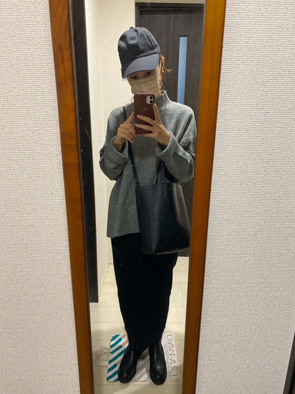「大人カジュアル、あったかコーデ、シンプルスタイル、休日コーデ、大人かわいい、秋冬コーデ、ラクチンコーデ、ブーツ、ootd、プチプラ、outfit、ゆるニット、ニット、大人女子、オトナカワイイ」｜「UNIQLOのアイテム（ニット/セーター、グレー系）」を使った、ayaさん（レディース・164cm）の冬コーディネートの1枚目の写真