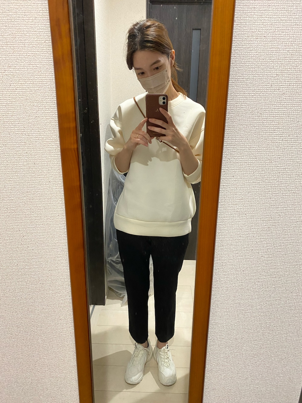 「休日コーデ、オトナカジュアル、ゆるコーデ、おしゃれさんと繋がりたい、プチプラコーデ、オーバーサイズ、ベージュ、高身長コーデ、スニーカーコーデ、パンツスタイル、モノトーン、ビッグシルエット、ユニセックス、ホワイトコーデ、ポニーテール」｜「UNIQLOのアイテム（スラックス、ブラック系）」を使った、ayaさん（レディース・164cm）の秋コーディネートの1枚目の写真