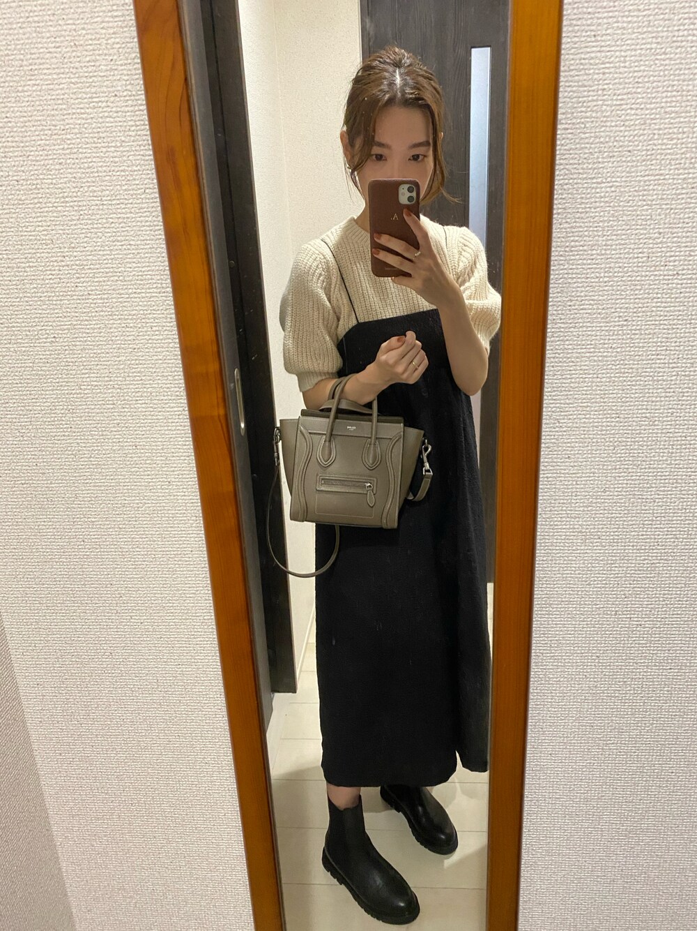 「秋服、大人かわいい、カジュアルコーデ、オトナ女子、初秋コーデ、ラクチンコーデ、秋コーデ、ブーツコーデ、ブーツスタイル、ニット、高身長コーデ、ワンピーススタイル、スカート、いいね返し」｜「CELINEのアイテム（ショルダーバッグ、ベージュ系）」を使った、ayaさん（レディース・164cm）の秋コーディネートの1枚目の写真