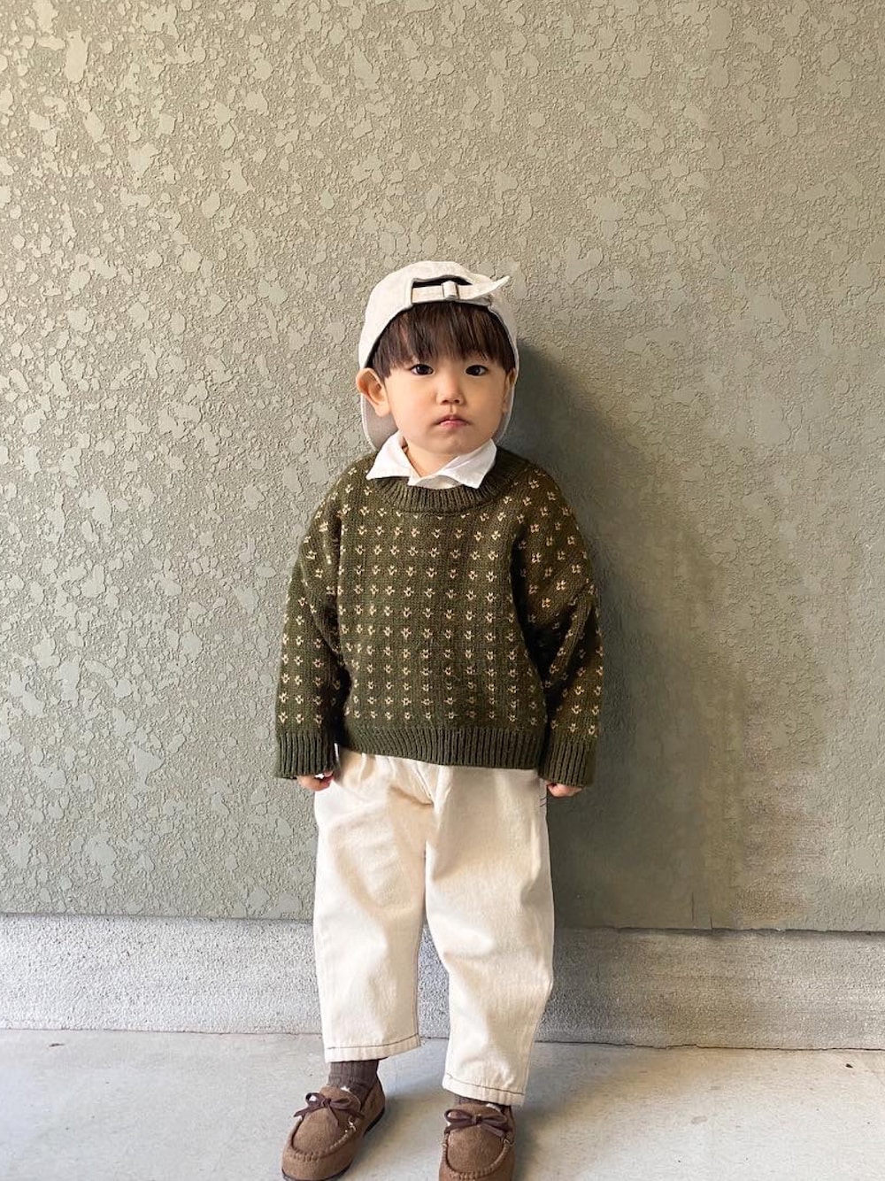 「秋冬コーデ、キッズファッション、プチプラコーデ、男の子コーデ、むすこーで、韓国ファッション、韓国子供服、韓国ブランド、韓国コーデ、あったかコーデ、キャップ後ろかぶり、フライトキャップ、カジュアルコーデ、休日スタイル、レイヤードスタイル」｜「Babiesrusのアイテム（モカシン/デッキシューズ、ブラウン系）」を使った、aoiさん（キッズ・90cm）の冬コーディネートの1枚目の写真
