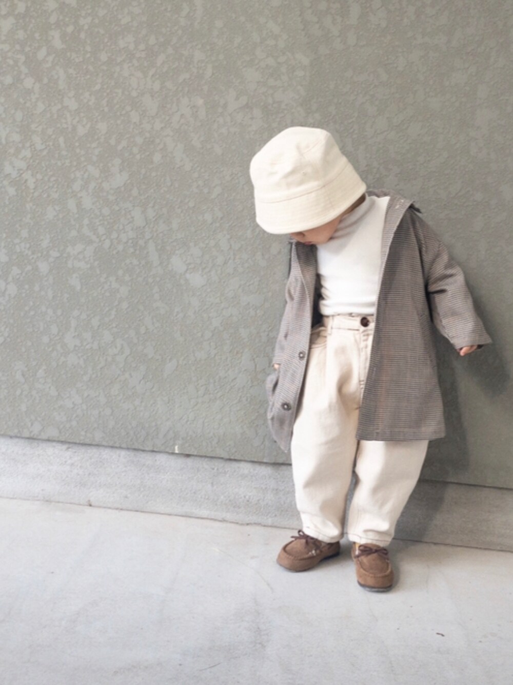 「カジュアル、カジュアルコーデ、バケットハット、シンプルコーデ、むすこーで、男の子、韓国子供服、2歳、韓国ブランド、無印良品、バースデイ、モカシン、ホワイトコーデ、ワントーンコーデ、デニムパンツ」｜「no brandのアイテム（デニムパンツ、ベージュ系）」を使った、aoiさん（キッズ・90cm）の冬コーディネートの1枚目の写真