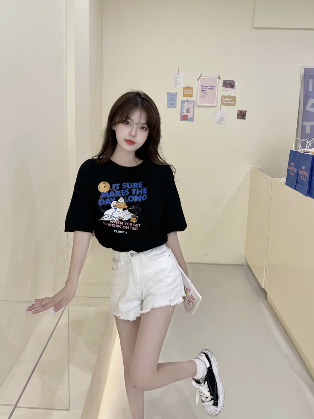 ブラック系のTシャツ/カットソーを着用したメンズの春コーディネートの1枚目の写真