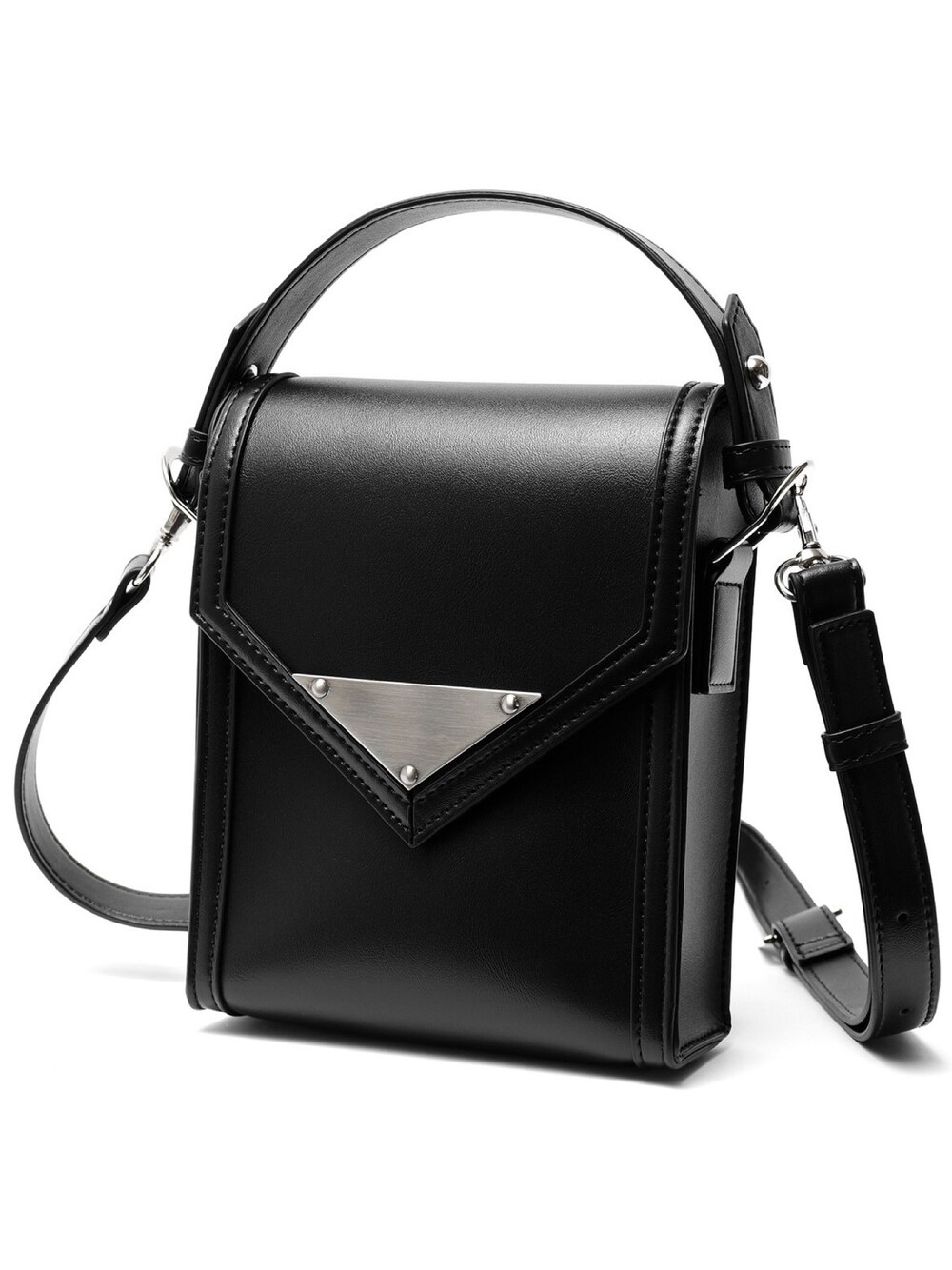 ブラック系のショルダーバッグを着用したレディースの冬コーディネートの1枚目の写真