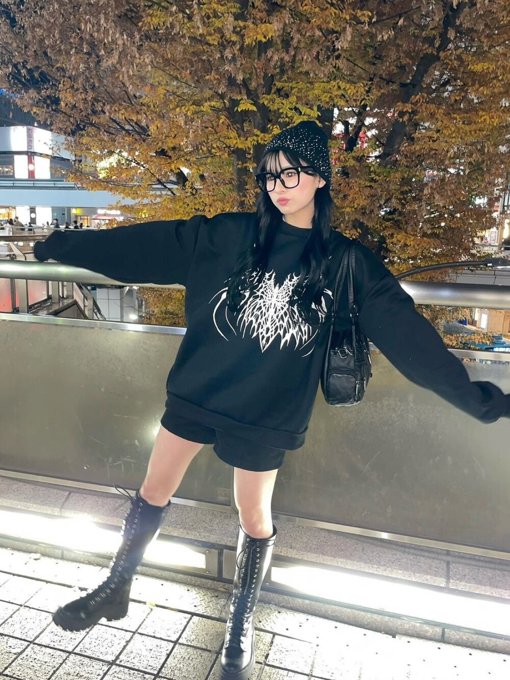 ブラック系のスウェットを着用したレディースの冬コーディネートの1枚目の写真