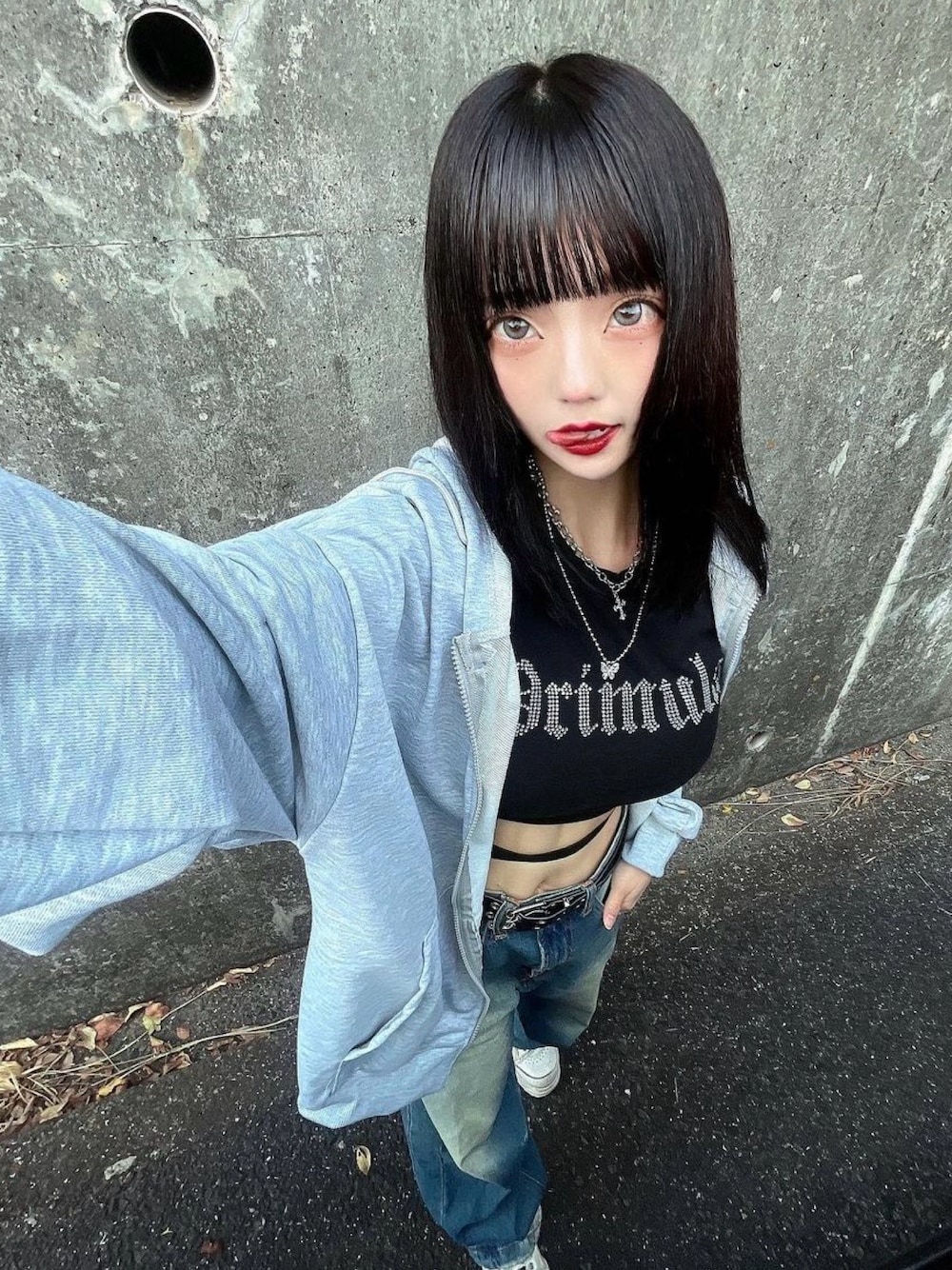 グレー系のパーカーを着用したレディースの冬コーディネートの1枚目の写真