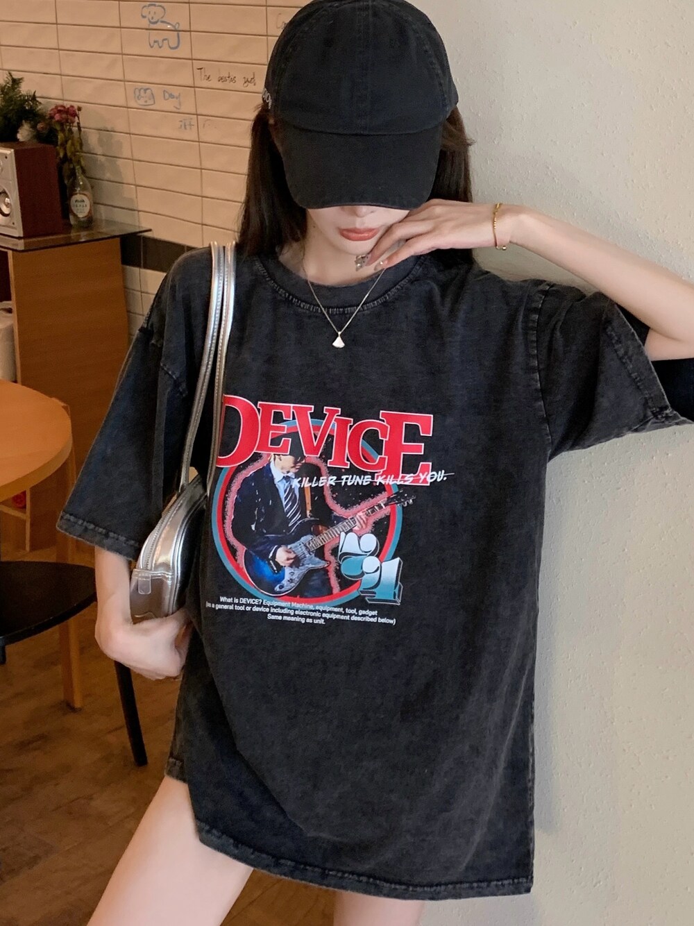 ブラック系のTシャツ/カットソーを着用したレディースの春コーディネートの1枚目の写真