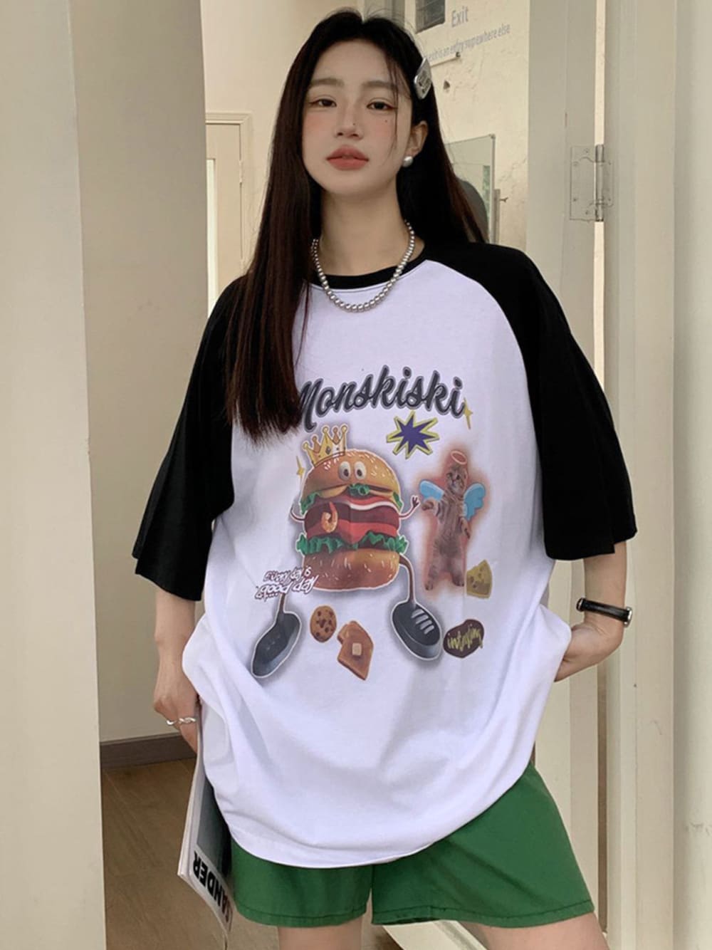 その他のTシャツ/カットソーを着用したレディースの春コーディネートの1枚目の写真
