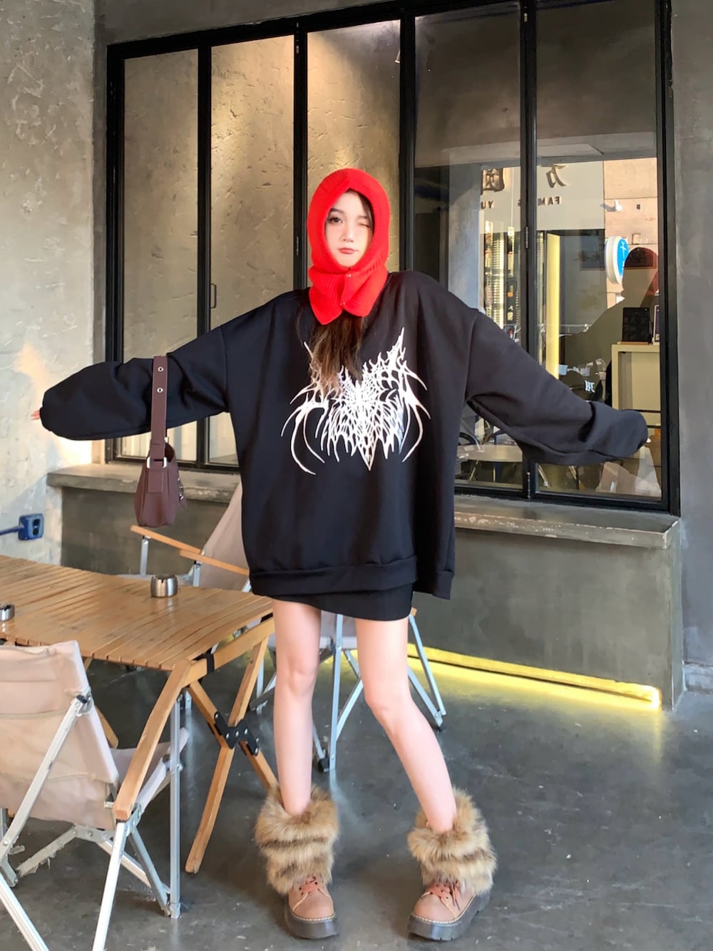 ブラック系のスウェットを着用したレディースの秋コーディネートの1枚目の写真