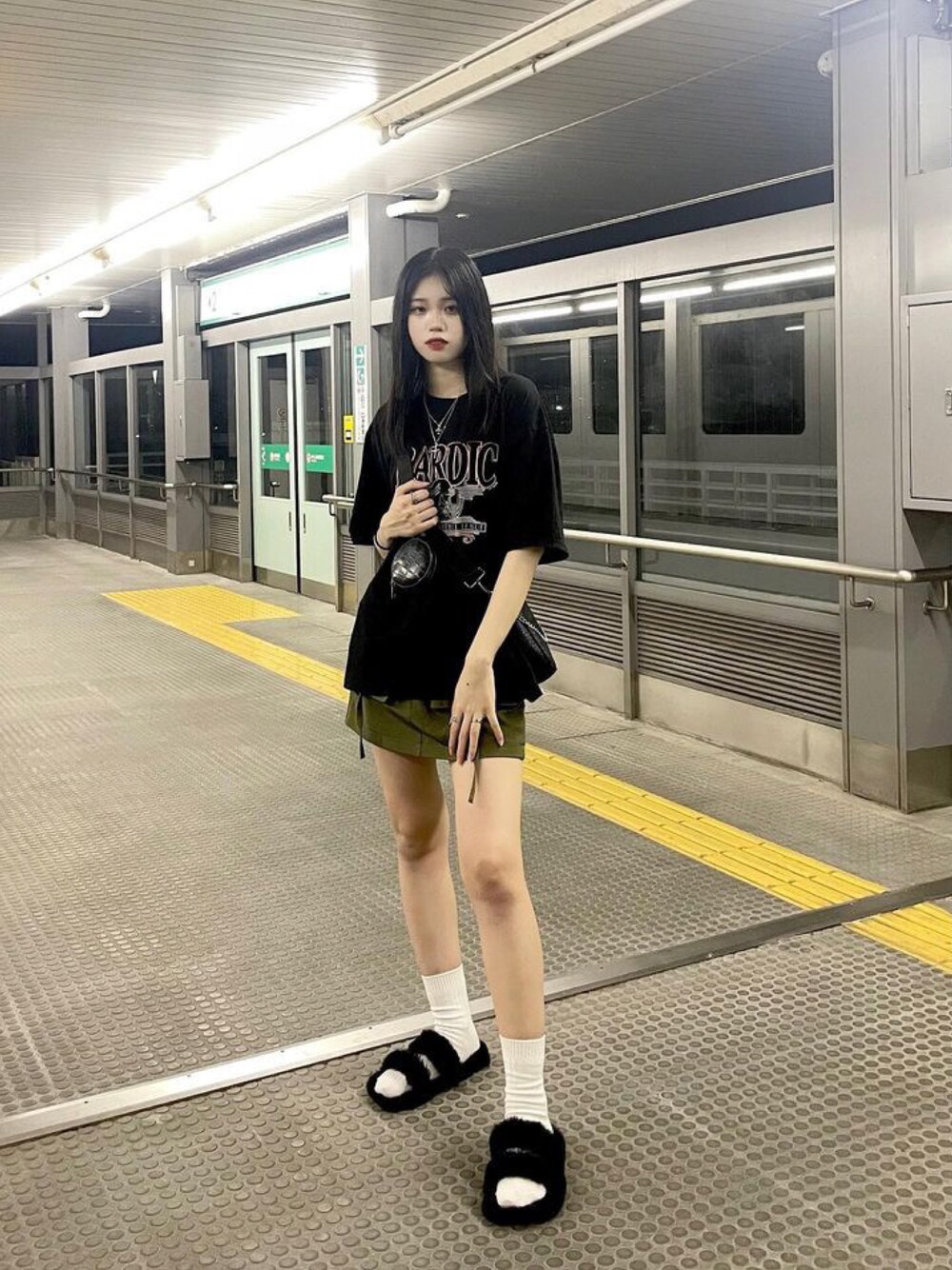 ブラック系のTシャツ/カットソーを着用したレディースの夏コーディネートの1枚目の写真