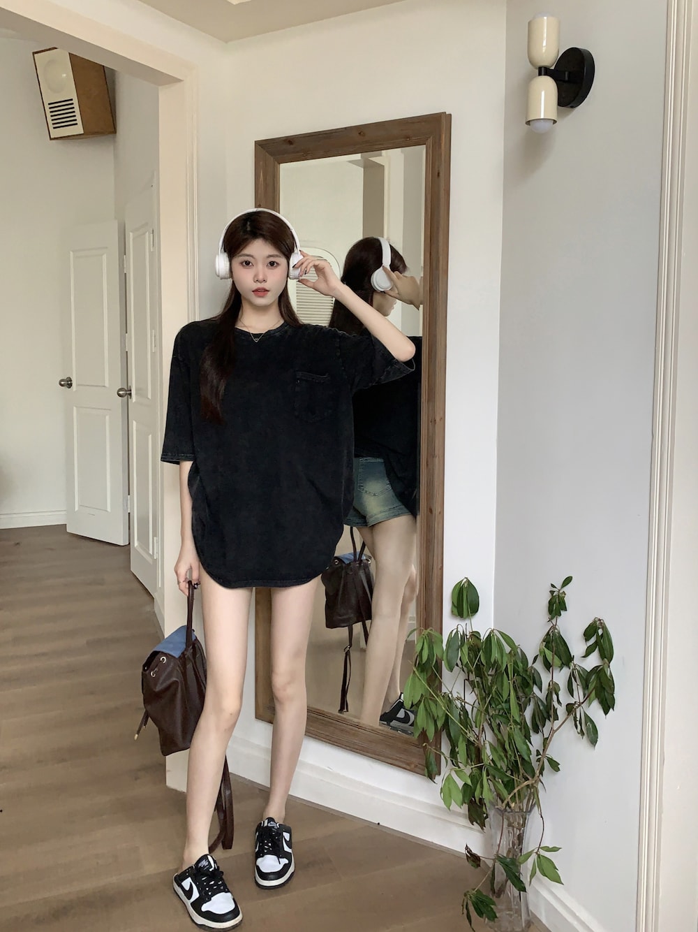 グレー系のTシャツ/カットソーを着用したレディースの春コーディネートの1枚目の写真