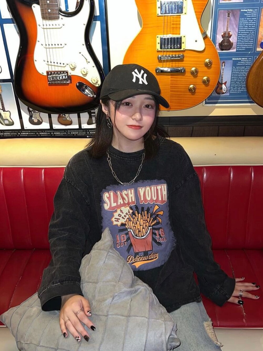 グレー系のTシャツ/カットソーを着用したレディースの秋コーディネートの1枚目の写真