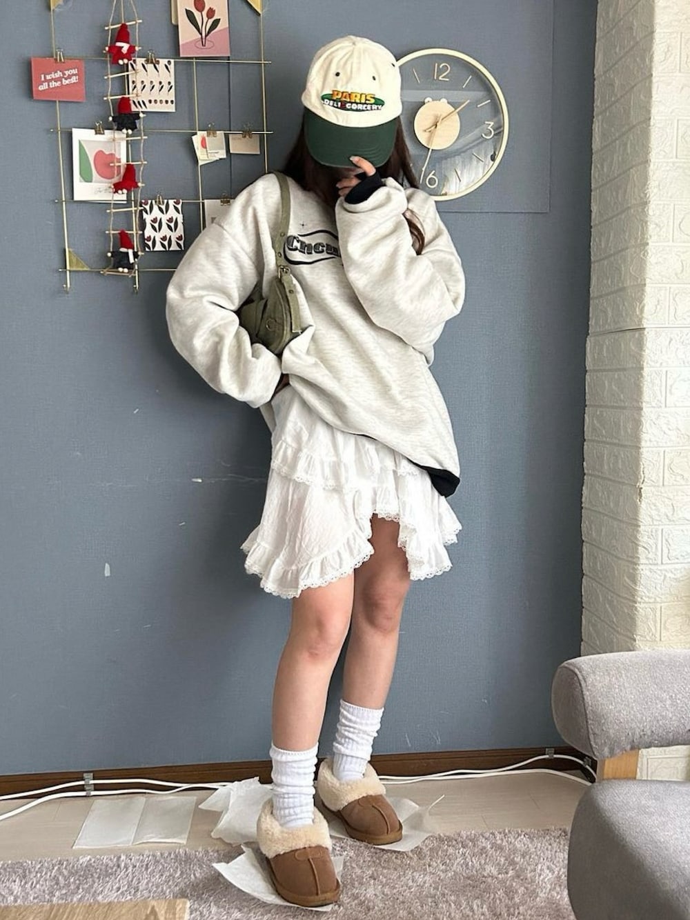 グレー系のスウェットを着用したレディースの冬コーディネートの1枚目の写真