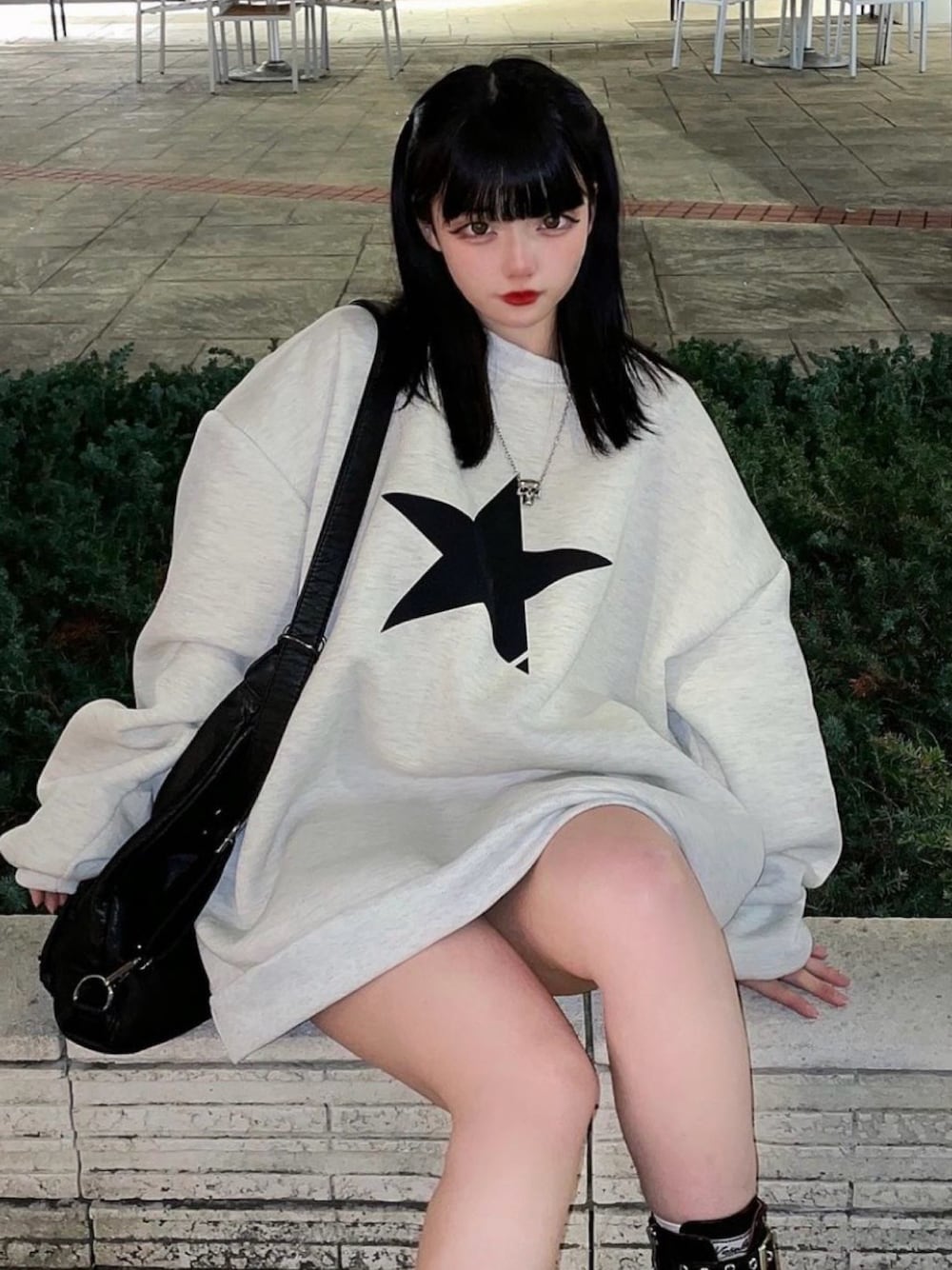 グレー系のスウェットを着用したレディースの春コーディネートの1枚目の写真