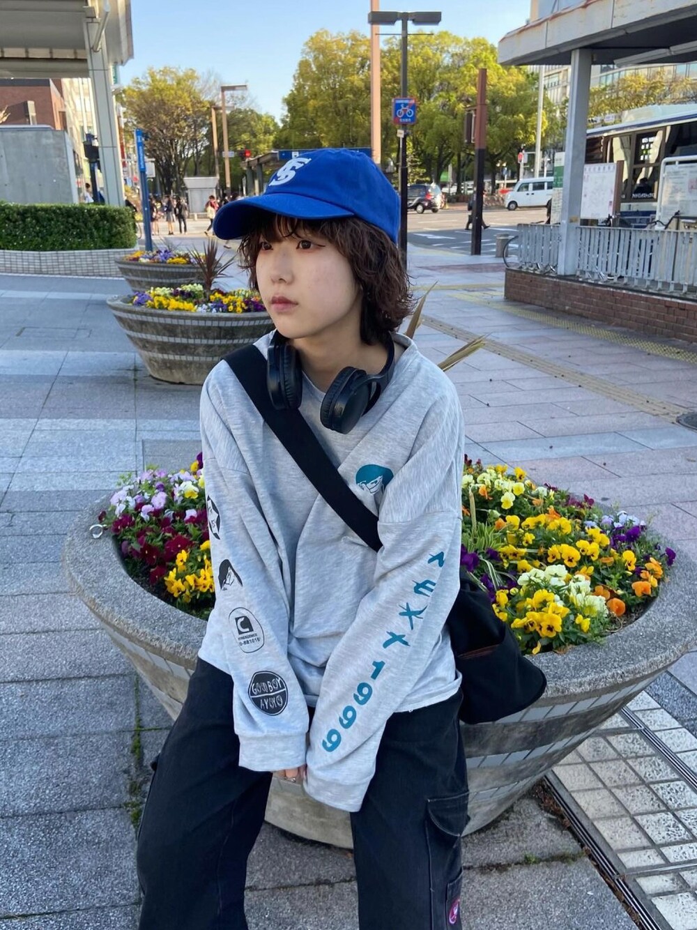 グレー系のTシャツ/カットソーを着用したレディースの春コーディネートの1枚目の写真