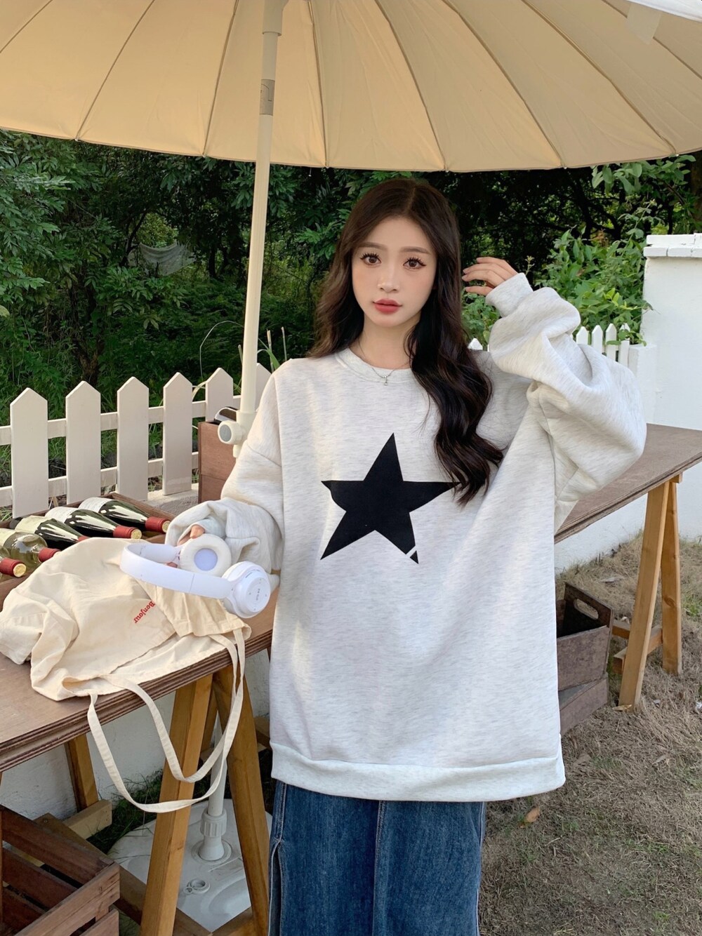 グレー系のスウェットを着用したレディースの秋コーディネートの1枚目の写真