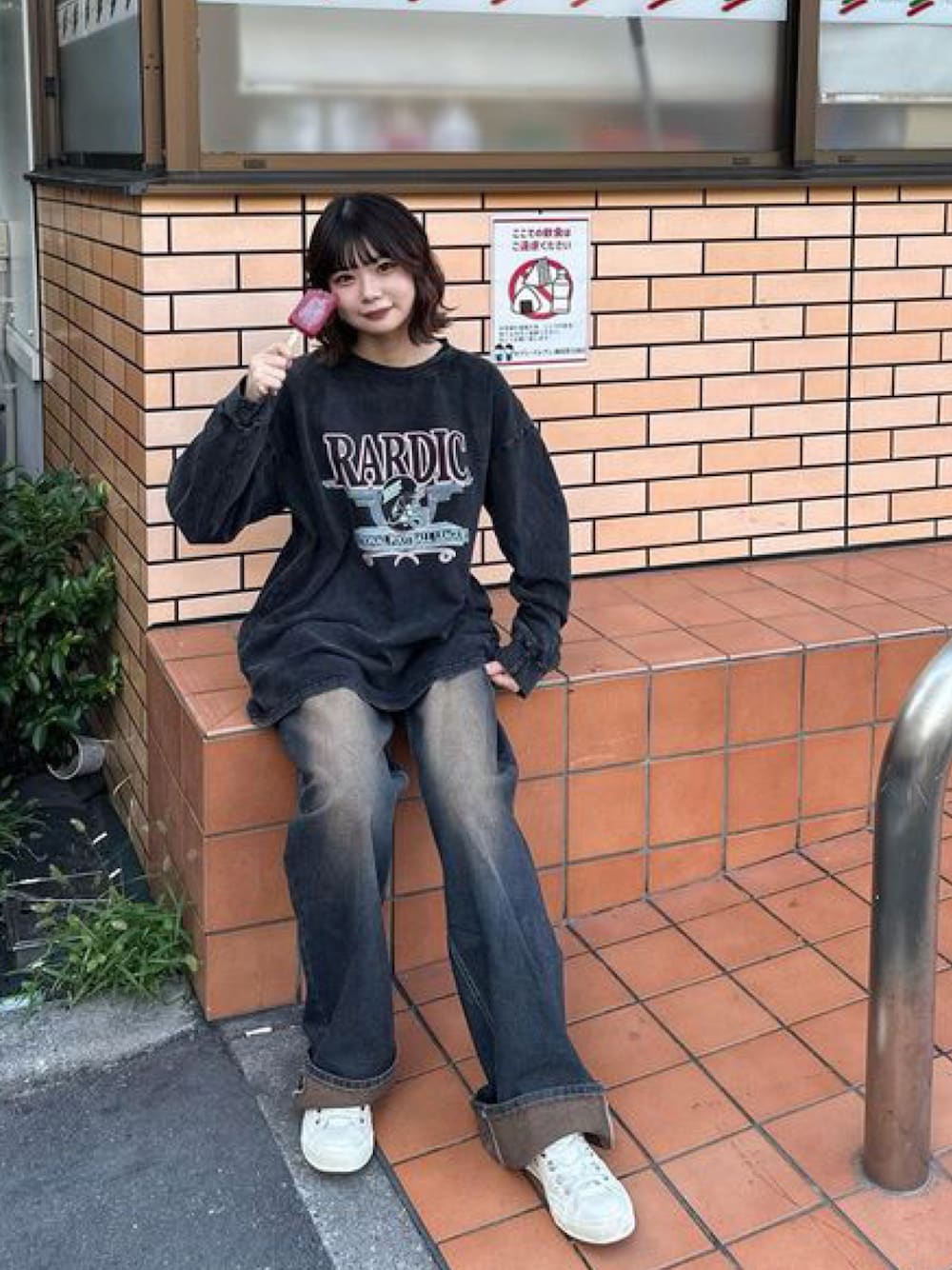 グレー系のTシャツ/カットソーを着用したレディースの秋コーディネートの1枚目の写真