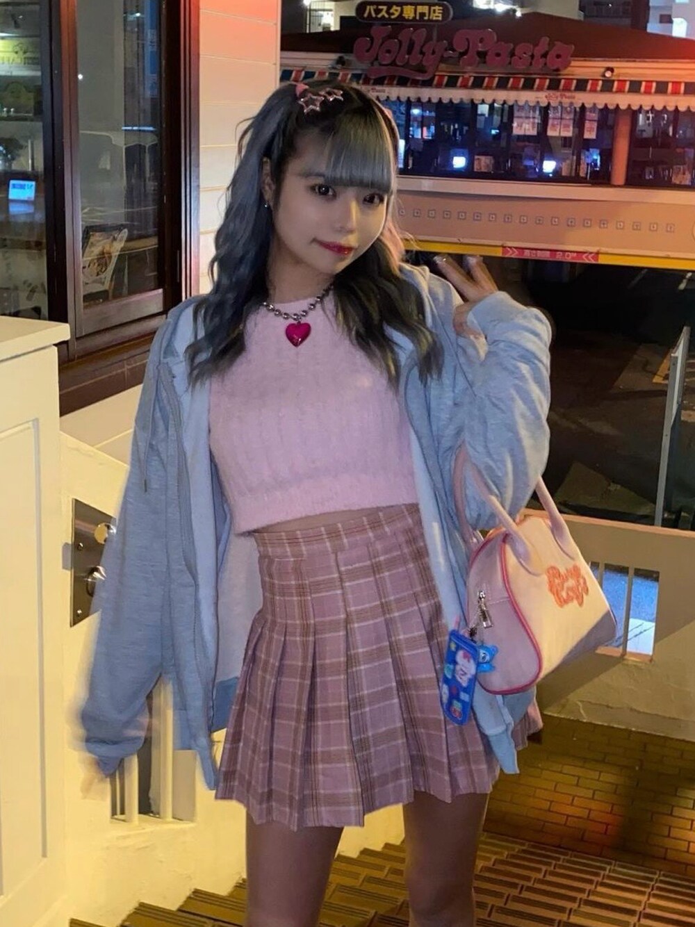 グレー系のパーカーを着用したレディースの春コーディネートの1枚目の写真