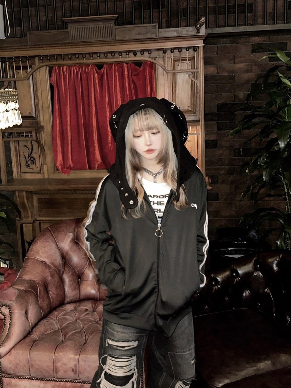 ブラック系のジャージを着用したレディースの冬コーディネートの1枚目の写真