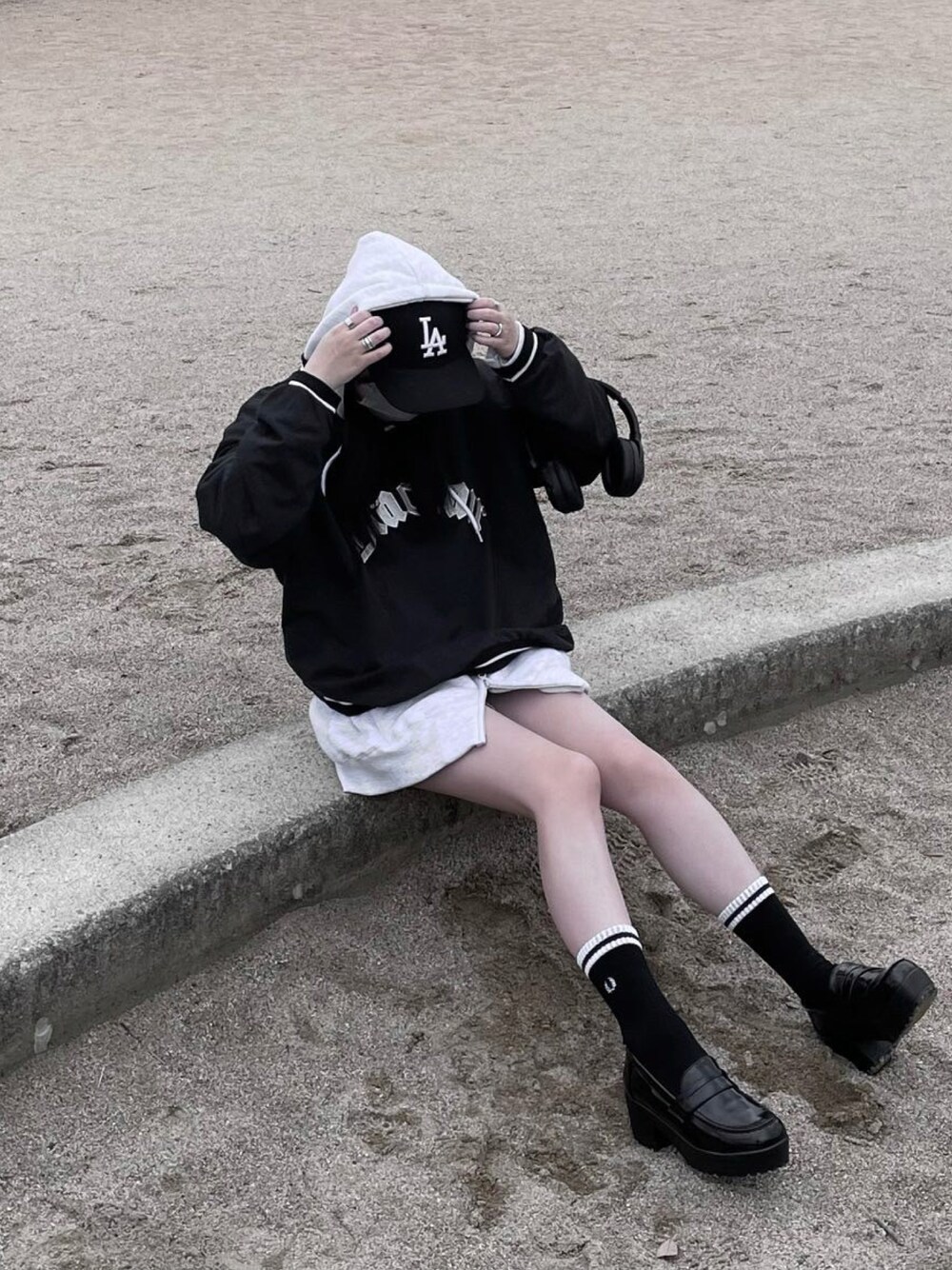 ブラック系のスウェットを着用したレディースの春コーディネートの1枚目の写真