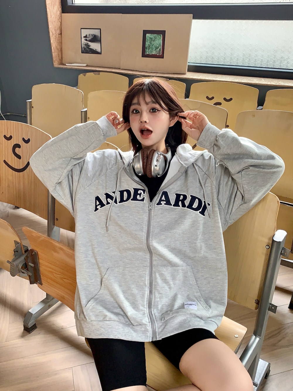 グレー系のパーカーを着用したレディースの冬コーディネートの1枚目の写真