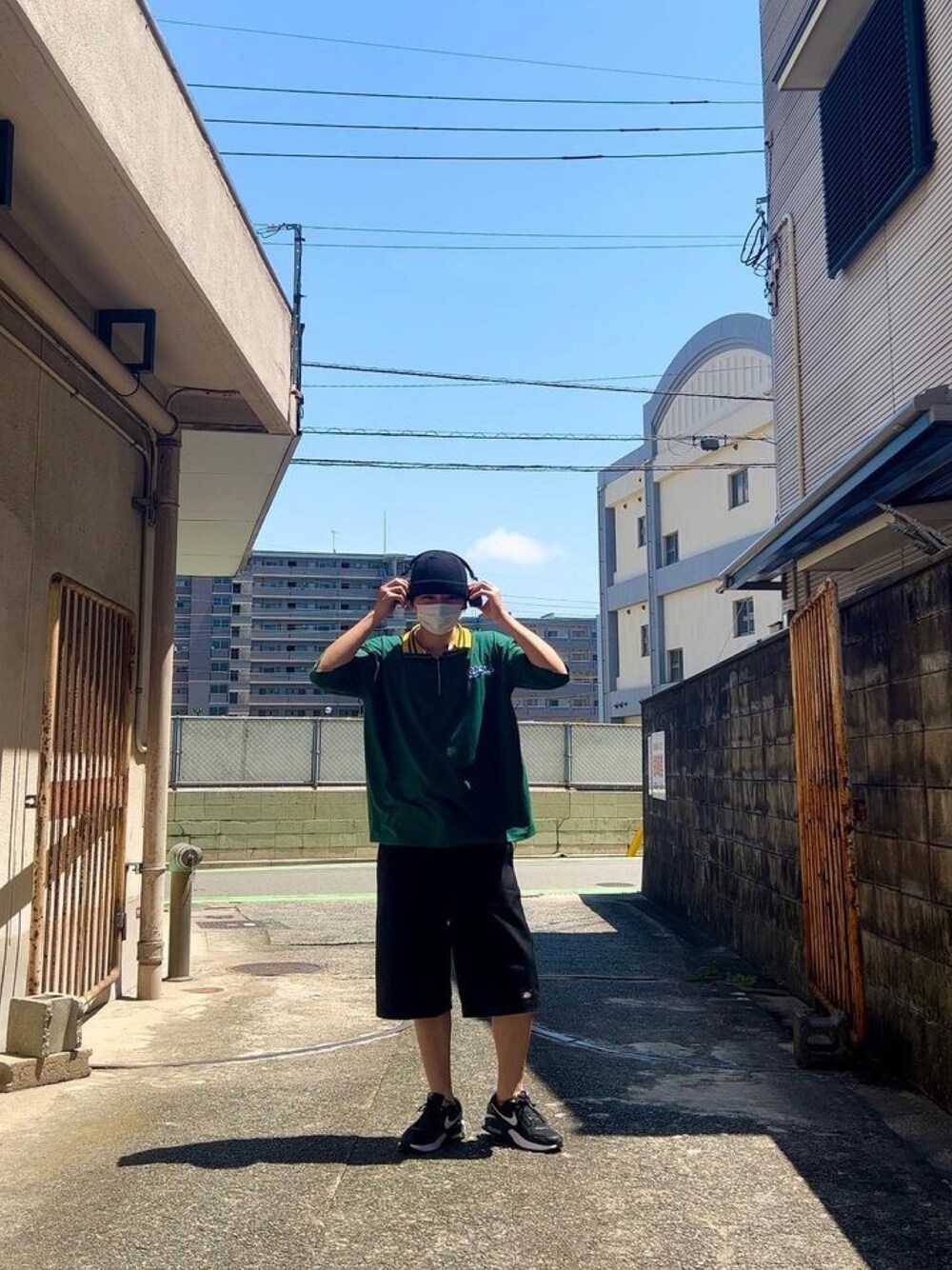 グリーン系のジャージを着用したレディースの春コーディネートの1枚目の写真