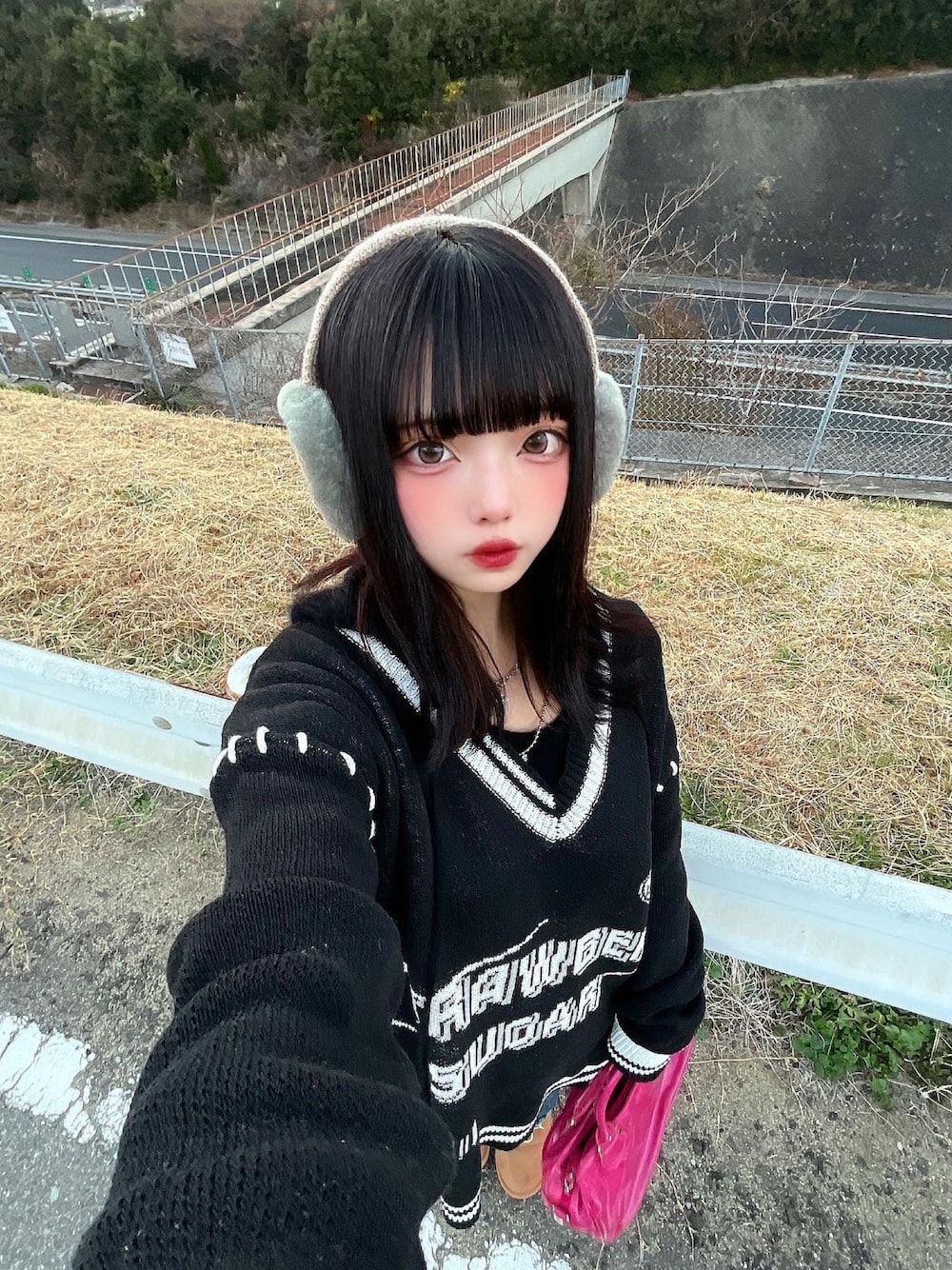 ブラック系のニット/セーターを着用したレディースの冬コーディネートの1枚目の写真