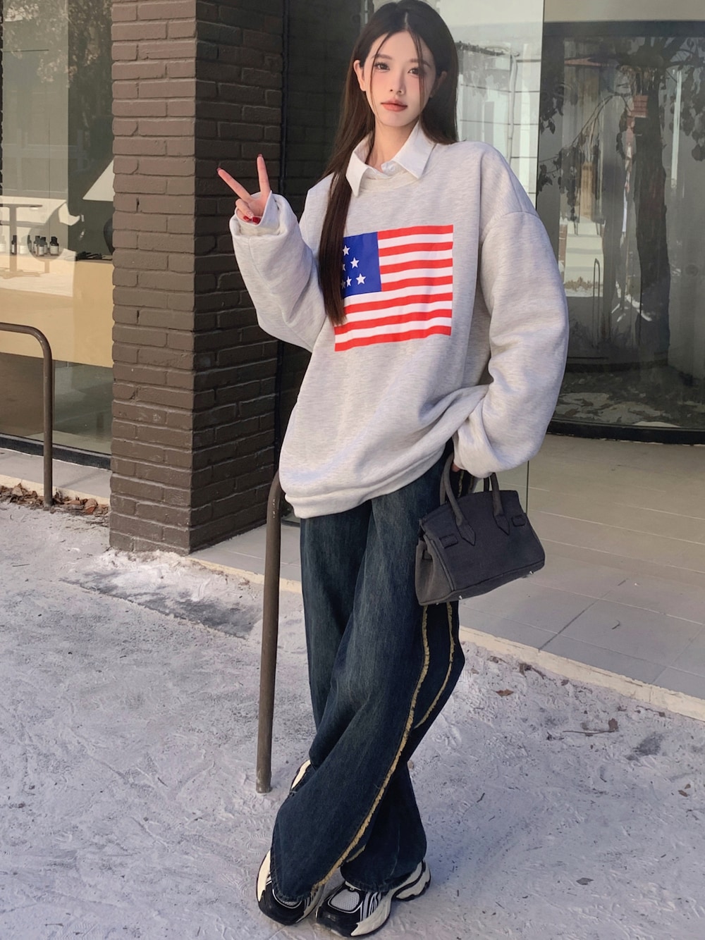 グレー系のスウェットを着用したレディースの秋コーディネートの1枚目の写真