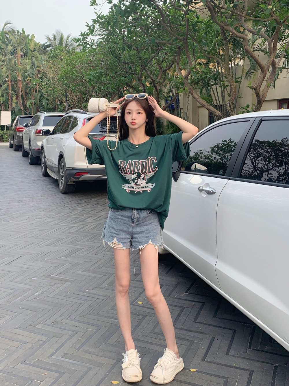 グリーン系のTシャツ/カットソーを着用したレディースの春コーディネートの1枚目の写真