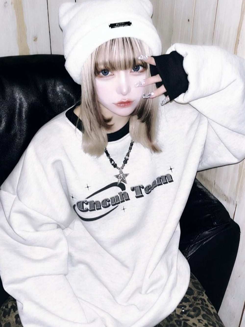 グレー系のスウェットを着用したレディースの冬コーディネートの1枚目の写真