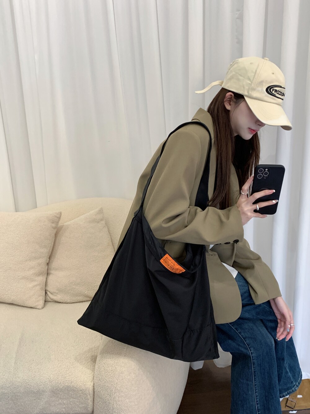 ブラック系のショルダーバッグを着用したレディースの春コーディネートの1枚目の写真