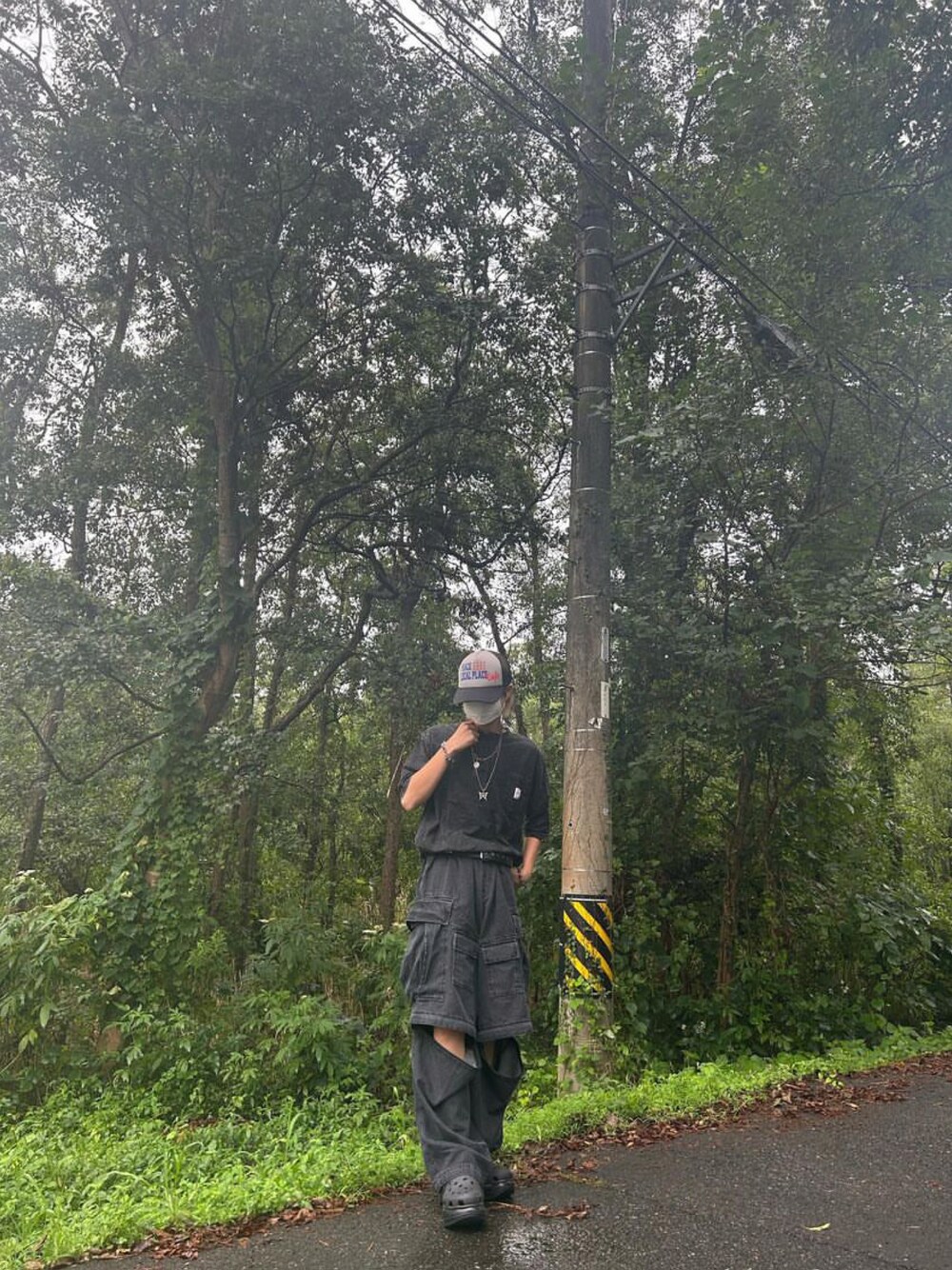 ブラック系のTシャツ/カットソーを着用したレディースの秋コーディネートの1枚目の写真