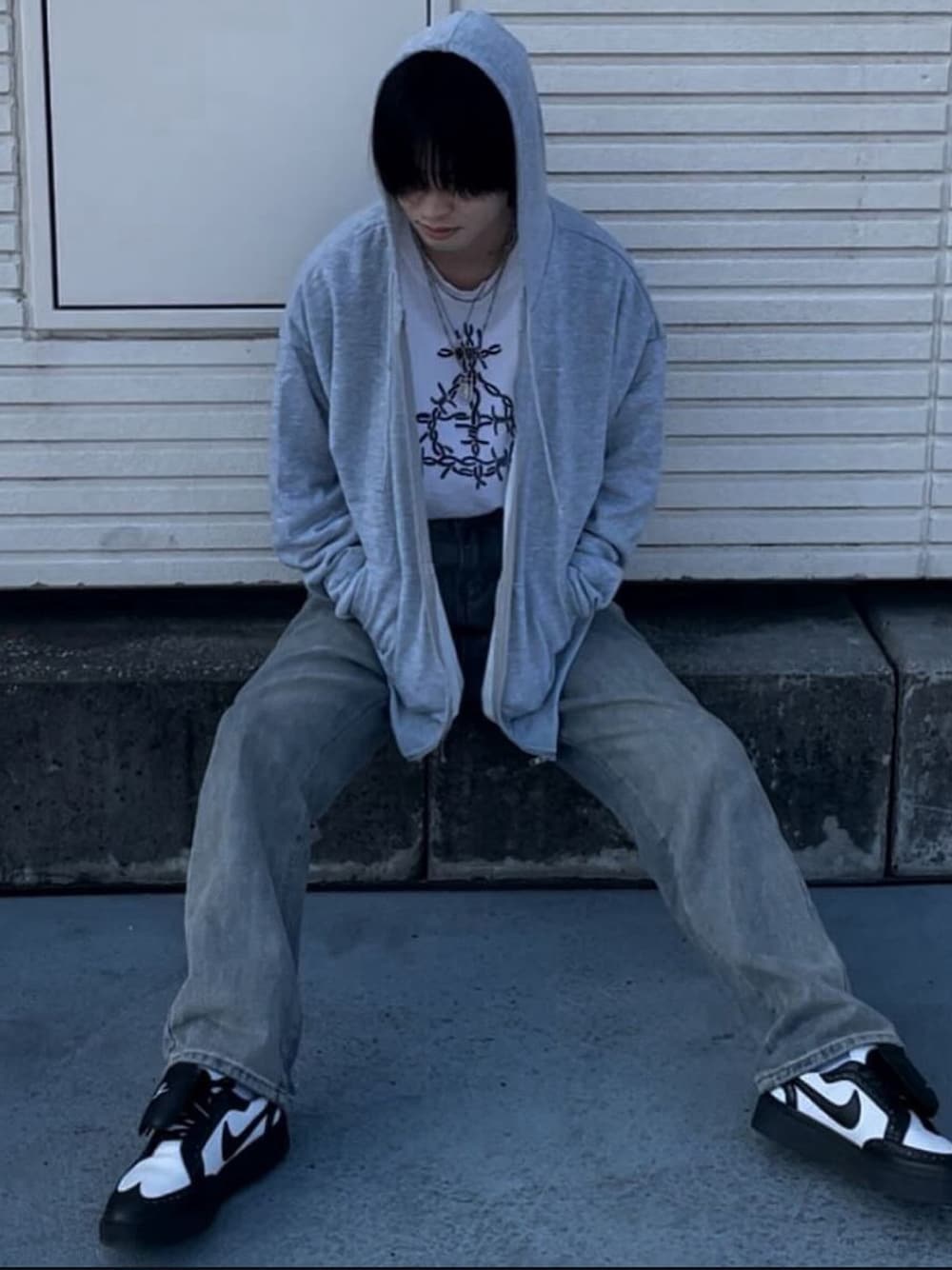 グレー系のパーカーを着用したレディースの春コーディネートの1枚目の写真