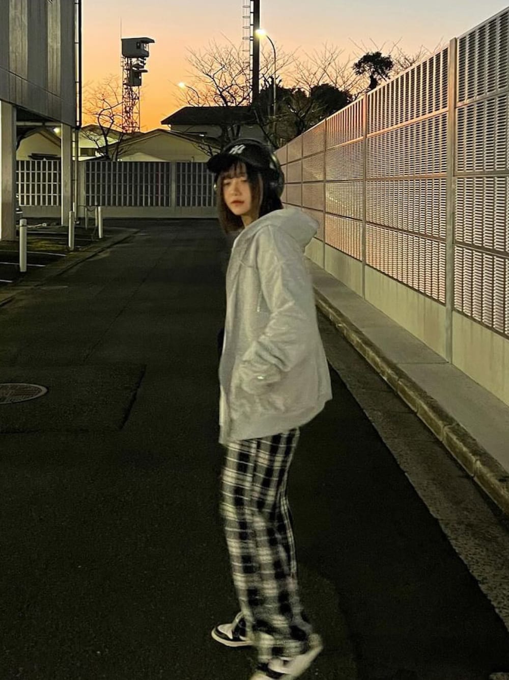 グレー系のパーカーを着用したレディースの春コーディネートの1枚目の写真