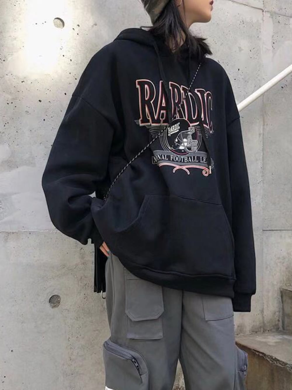 ブラック系のパーカーを着用したレディースの冬コーディネートの1枚目の写真