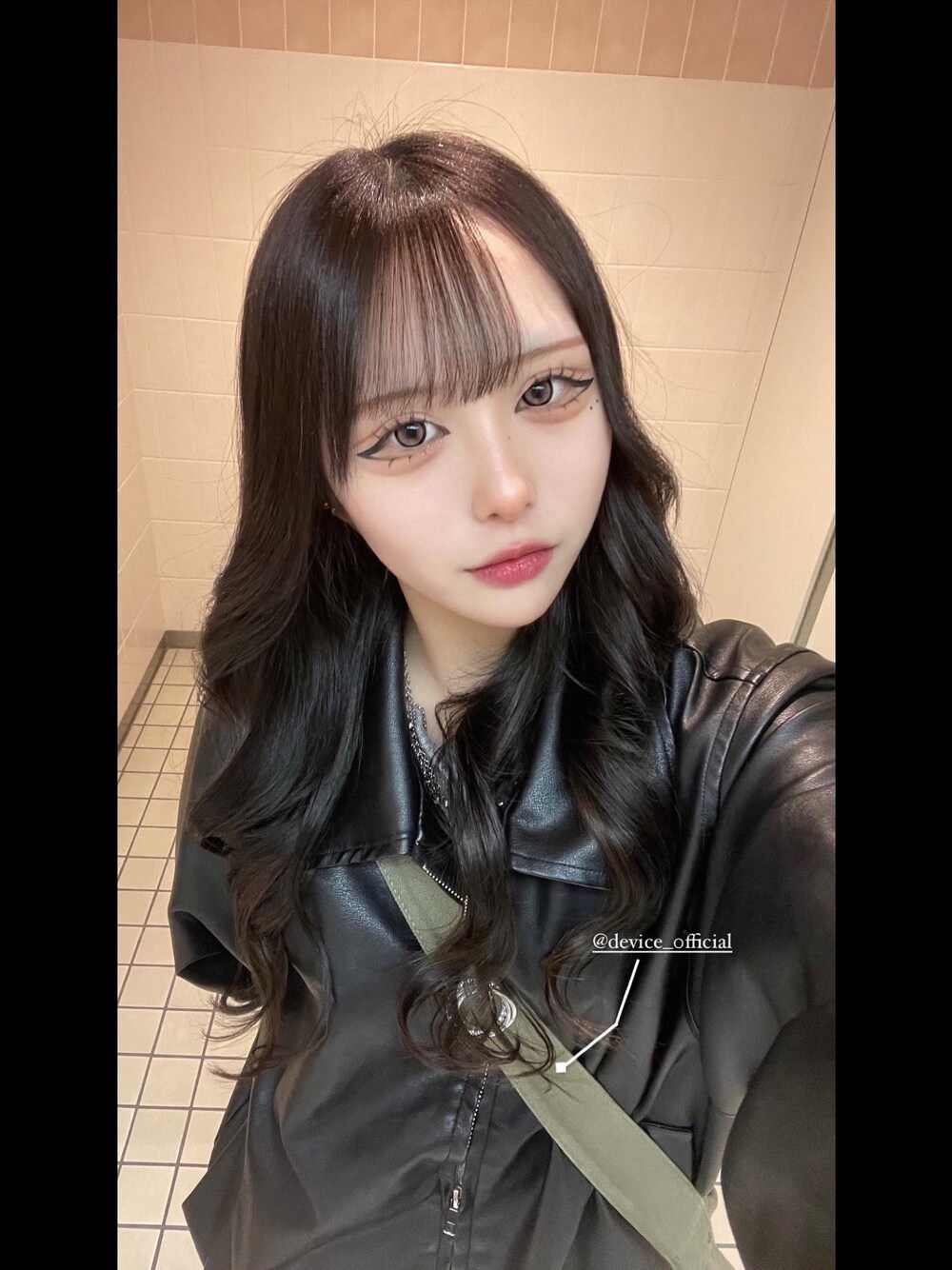 グリーン系のショルダーバッグを着用したレディースの春コーディネートの1枚目の写真